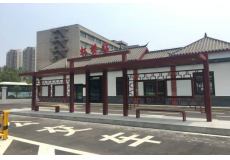 黃岡LCD顯示屏、復(fù)古式候車亭板式，突出城市復(fù)古特色的格調(diào)