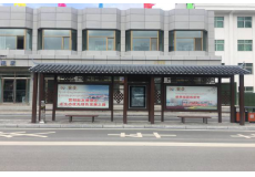 天祝LCD顯示屏候車亭，殼體采用復(fù)古樣式，貼合城市特色及滿足乘客需求